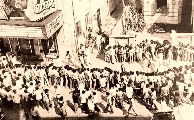 No hype.
No PR.
No trending hashtags.

Just ONE MAN…
And thousands standing in line to watch him. 😳🔥

This iconic photo is from the release of Shehenshah, when Amitabh Bachchan mania ruled every street, every theatre, every heart. ❤️

Such madness happens only for ONE name —