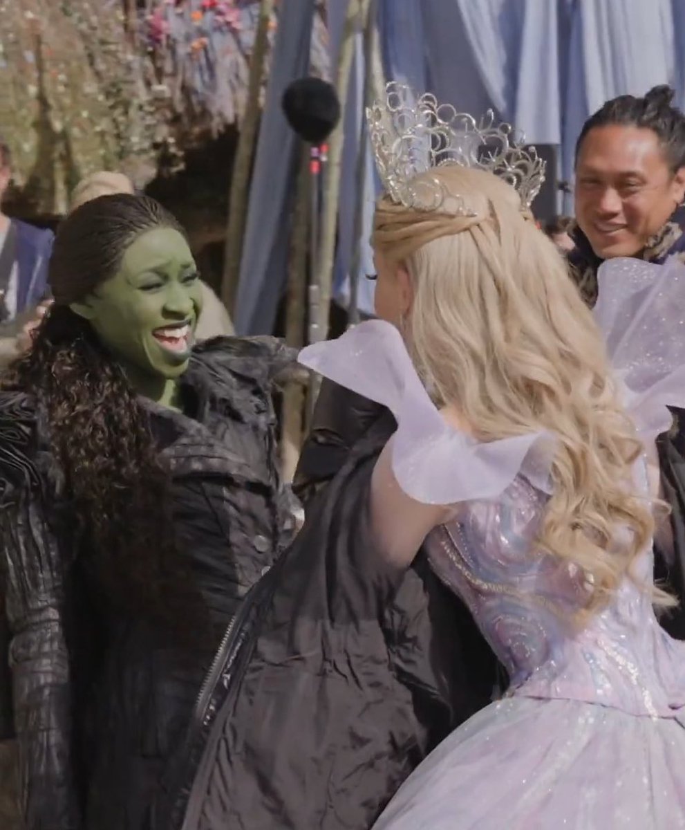 arigrvande's tweet photo. happy “wicked: for good” week 
♡🫧♾️ https://t.co/nBzPEpDlIP