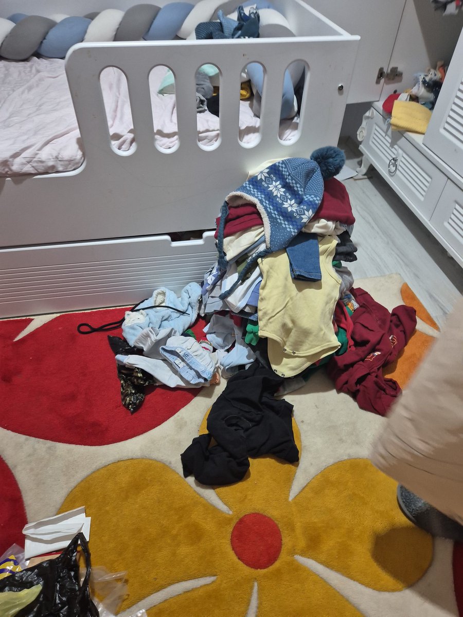 Ben babayım 7 saattir bebeğimin esyalarını tek tek koklaya koklaya hazırlayamadım 10 dk lık işlem hepsınde bebeğimin kokusu var neden bebekler tutsak neden #ÖtekiÇocuklar