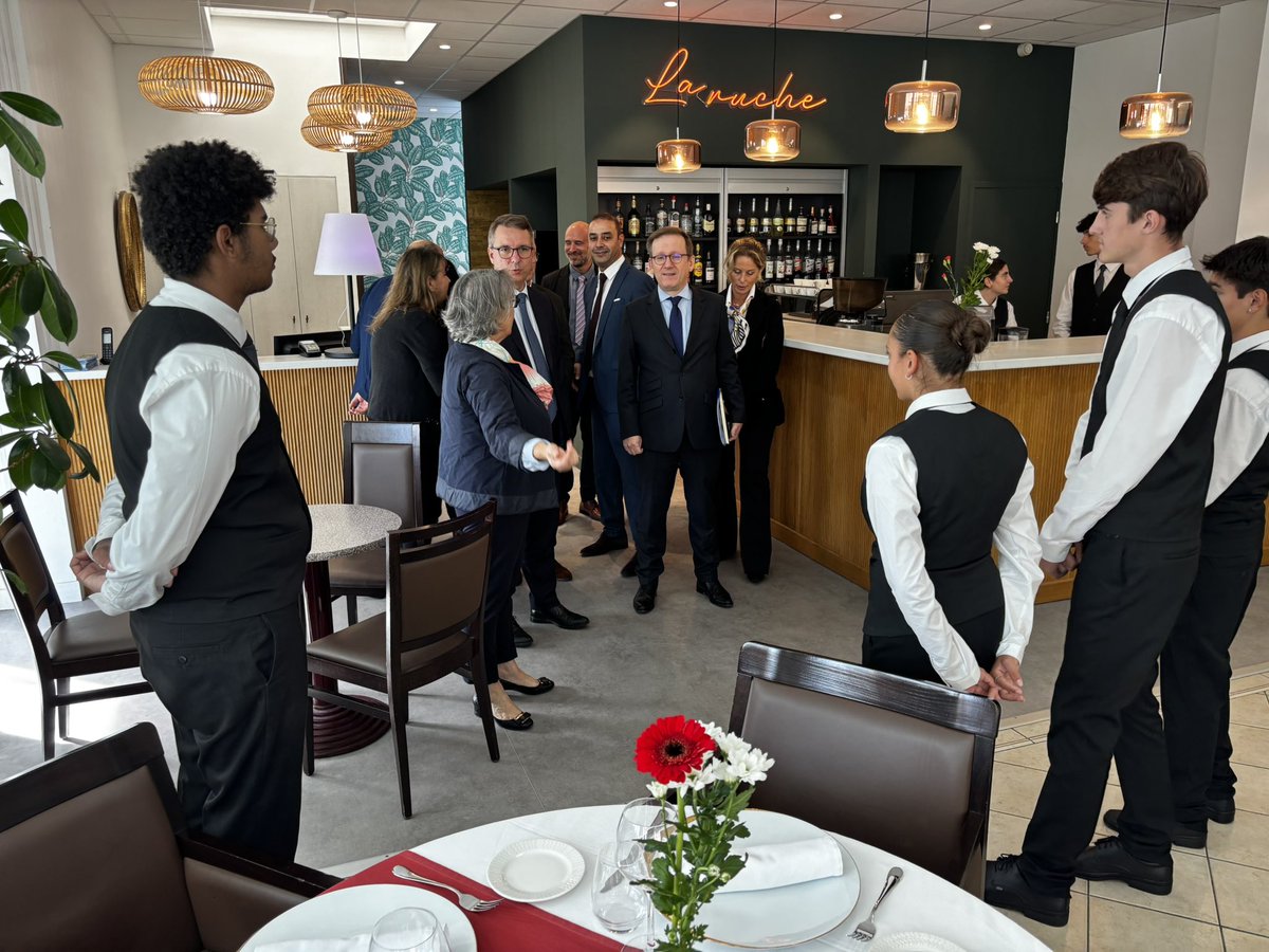Excellence, rigueur et créativité au restaurant d’application du LP Finosello. C’était au menu du déjeuner du Préfet de Corse et du recteur, venus saluer aujourd’hui les élèves, les enseignants et l’équipe du lycée. Une vitrine exemplaire de la voie professionnelle en Corse.