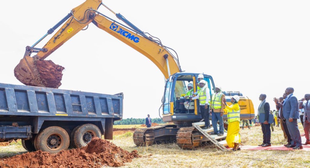 smutoro's tweet image. The @MOH_Kenya CS @HonAdenDuale, Monday, broke ground for the 4,000-bed Multi-Specialty @MTRHofficial complex — Kenya’s biggest-ever health facility
🪐Phase I delivers 2,000 beds by 2027, including 60 #ICU and 120 #HDU units.
🪐The Sh50B, 200-acre project executed through DoD for…