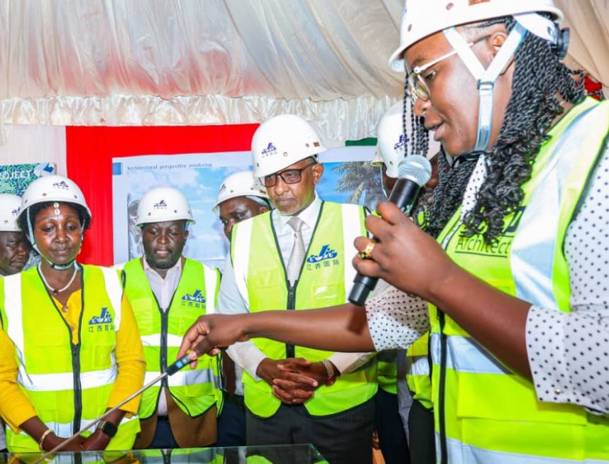 smutoro's tweet image. The @MOH_Kenya CS @HonAdenDuale, Monday, broke ground for the 4,000-bed Multi-Specialty @MTRHofficial complex — Kenya’s biggest-ever health facility
🪐Phase I delivers 2,000 beds by 2027, including 60 #ICU and 120 #HDU units.
🪐The Sh50B, 200-acre project executed through DoD for…