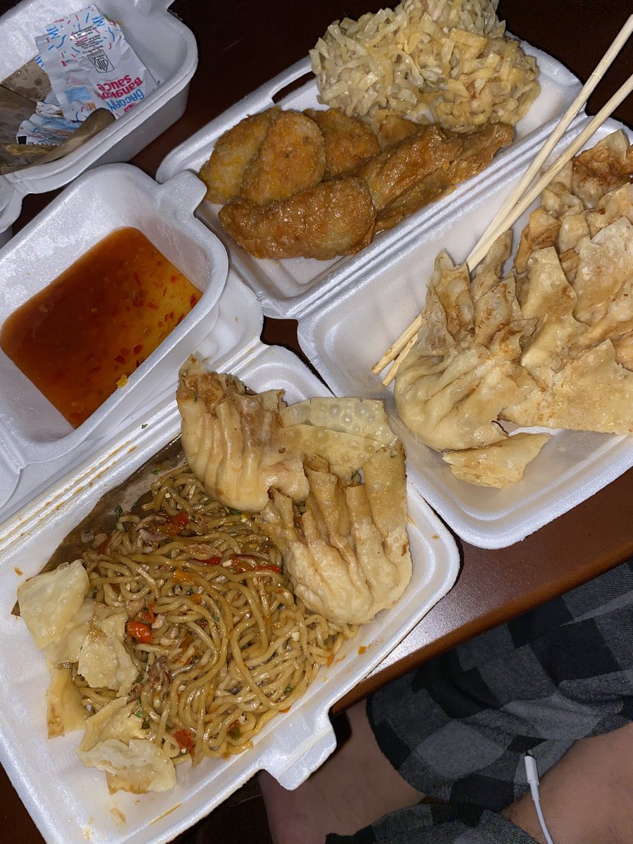 Adendumpp's tweet image. maaf banget hidup sehat, aku juga gatau kenapa malem ini tiba” jadi mukbang