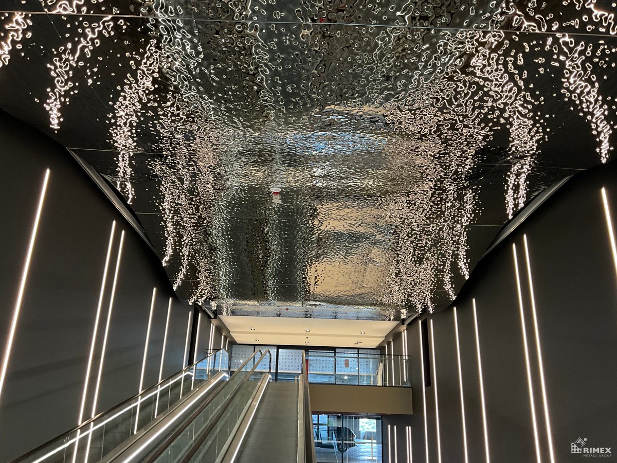 Throughout this Sydney shopping centre, Rimex supplied approximately 700sqm of assorted stainless steel finishes for various uses including this feature ceiling system in Water Rhythm SuperMirror.
rimexmetals.com/sectors/interi…