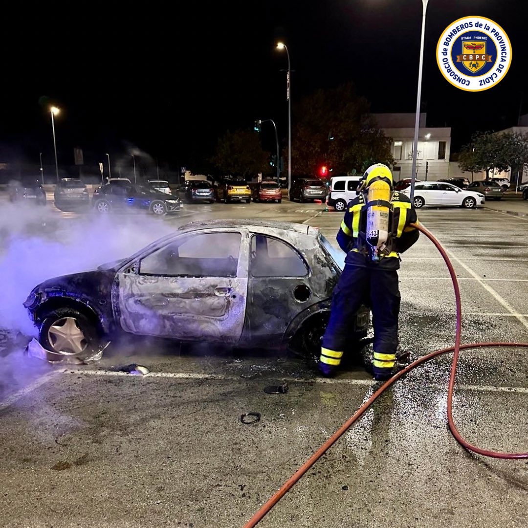 🗓️17/11/25 ⏰00h

Salida del parque de #Chiclana para sofocar incendio de un turismo en el aparcamiento de #LaLonguera
El vehículo queda calcinado
Sin daños personales

🚒 2 vehículos: U-37 y R-33
🧑🏼‍🚒 3 efectivos
💦 700 litros de agua 

🤝#PolicíaLocal y #GuardiaCivil

#CBPC