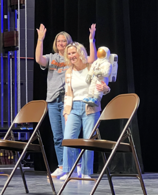 Congrats to our Staff Member of the Week, Madame Kelly Karstrand!

Daily Southtown recently wrote about her recent award of Foreign Language Teacher of the Year!

Read more: chicagotribune.com/2025/11/10/she…