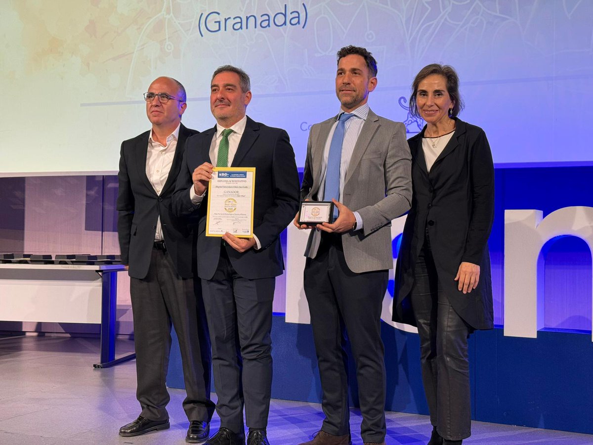 #PremiosBiC2025

🏆PREMIO MEJOR SERVICIO DE DERMATOLOGÍA

Y el ganador es…

<a href="/clinicogranada/">Hospital Universitario Clínico San Cecilio</a>

➡️Recogen el metacrilato: <a href="/ismenios/">Ricardo Ruiz-Villaverde</a>, jefe de Servicio, y Gabriel Fornielles, subdirector médico

📺 bit.ly/3XEBzv7