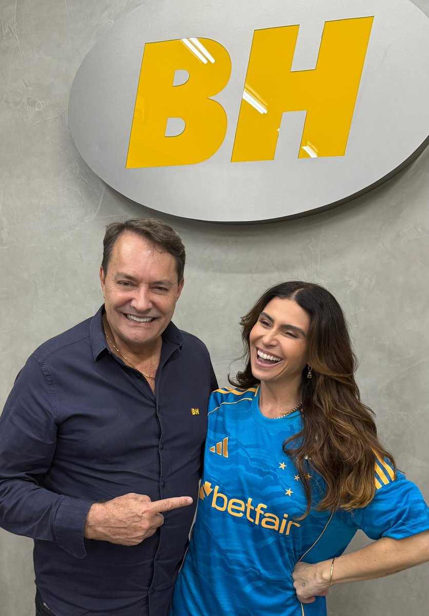 Cruzeiro's tweet image. A nova torcedora do Cruzeiro ao lado do presidente Pedro Lourenço! 🦊

 A @gio_antonelli é Cabulosa! 💙