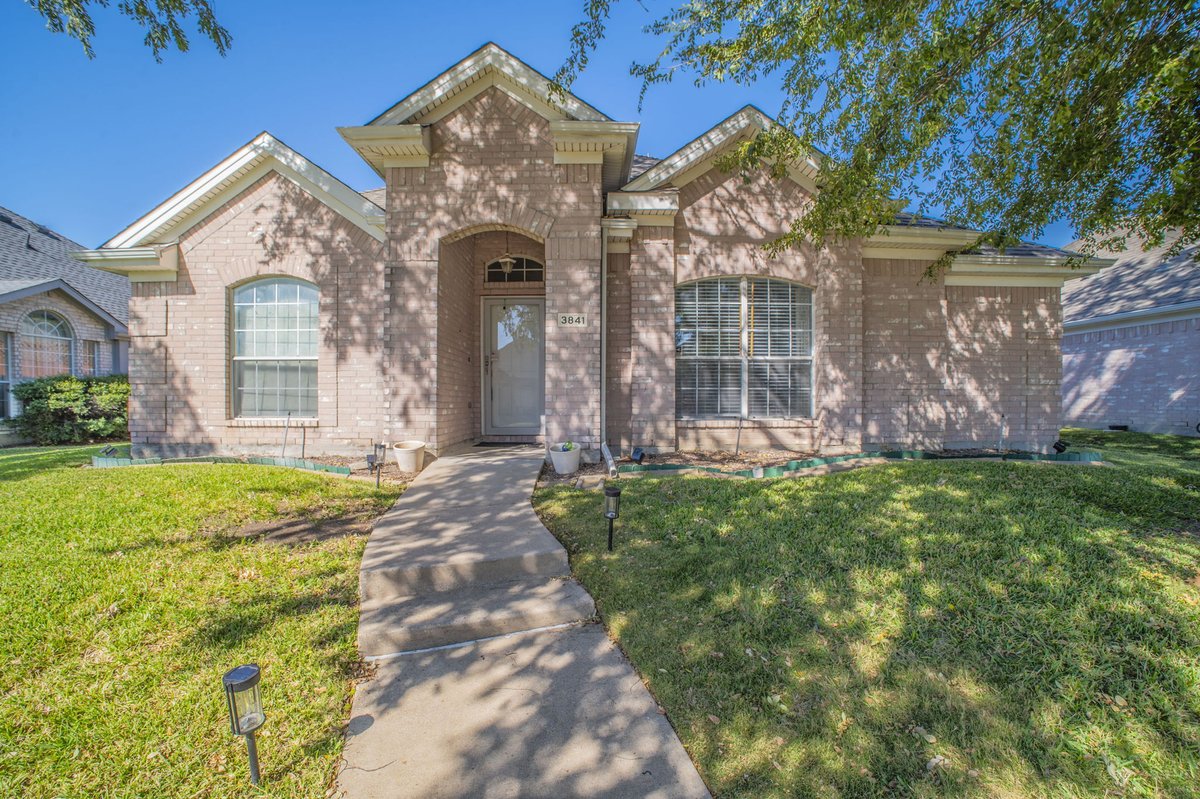 quickpicstx's tweet photo. Check out the fantastic photos our photographer, Jason, captured of this home in Plano! https://t.co/JV570i2c77