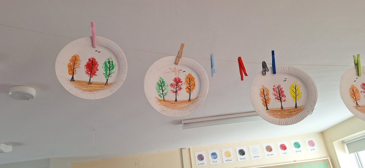 KilcloonPrincip's tweet image. Like the autumnal season, the junior infant classroom is full of vibrant colour and artwork👏