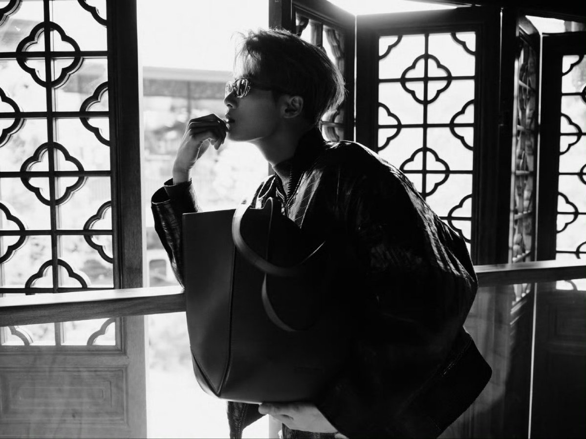 YongyeeVerse's tweet image. Tan Jianci x Michael Kors
Bad guy in the teahouse 🫖

#TanJianci
#Michaelkors