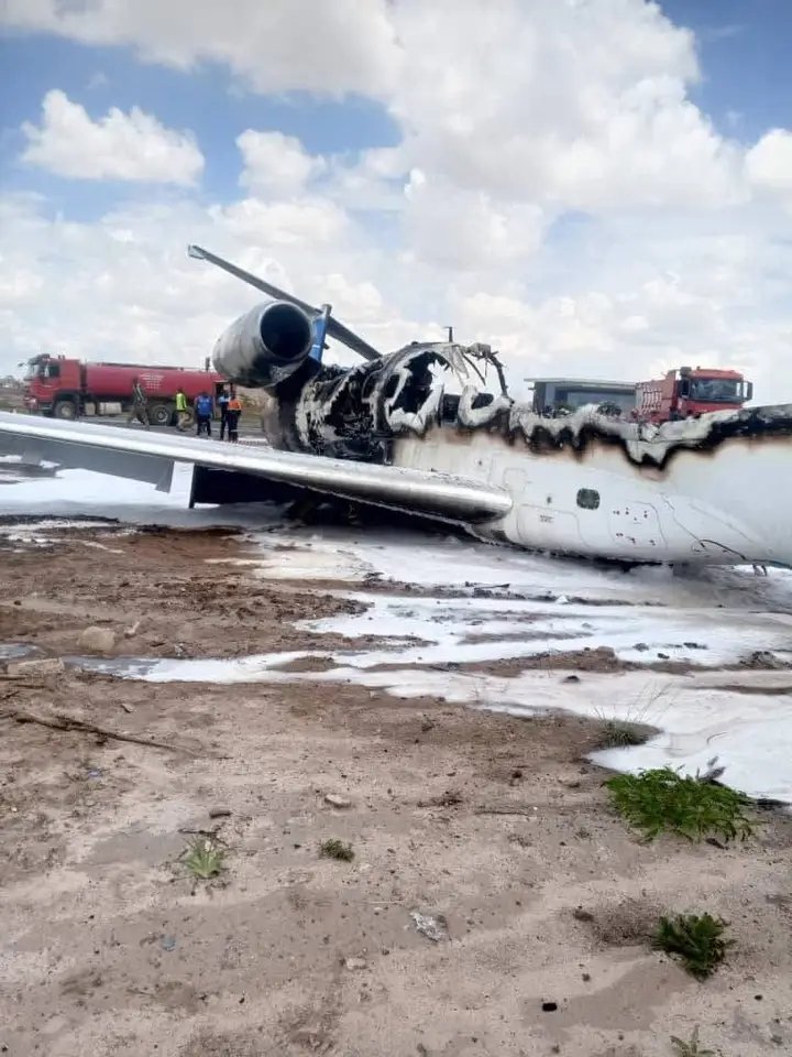 AdoreLokanga's tweet photo. Kolwezi :  Ce  lundi 17 novembre 2025, un #crash a eu lieu en pleine piste. Cet avion ayant transporté la grande délégation du ministère des #Mines a pris feu juste après l'atterrissage. 
#Bilan, zéro décès et aucun blessé. https://t.co/RtrGGKy8Y2