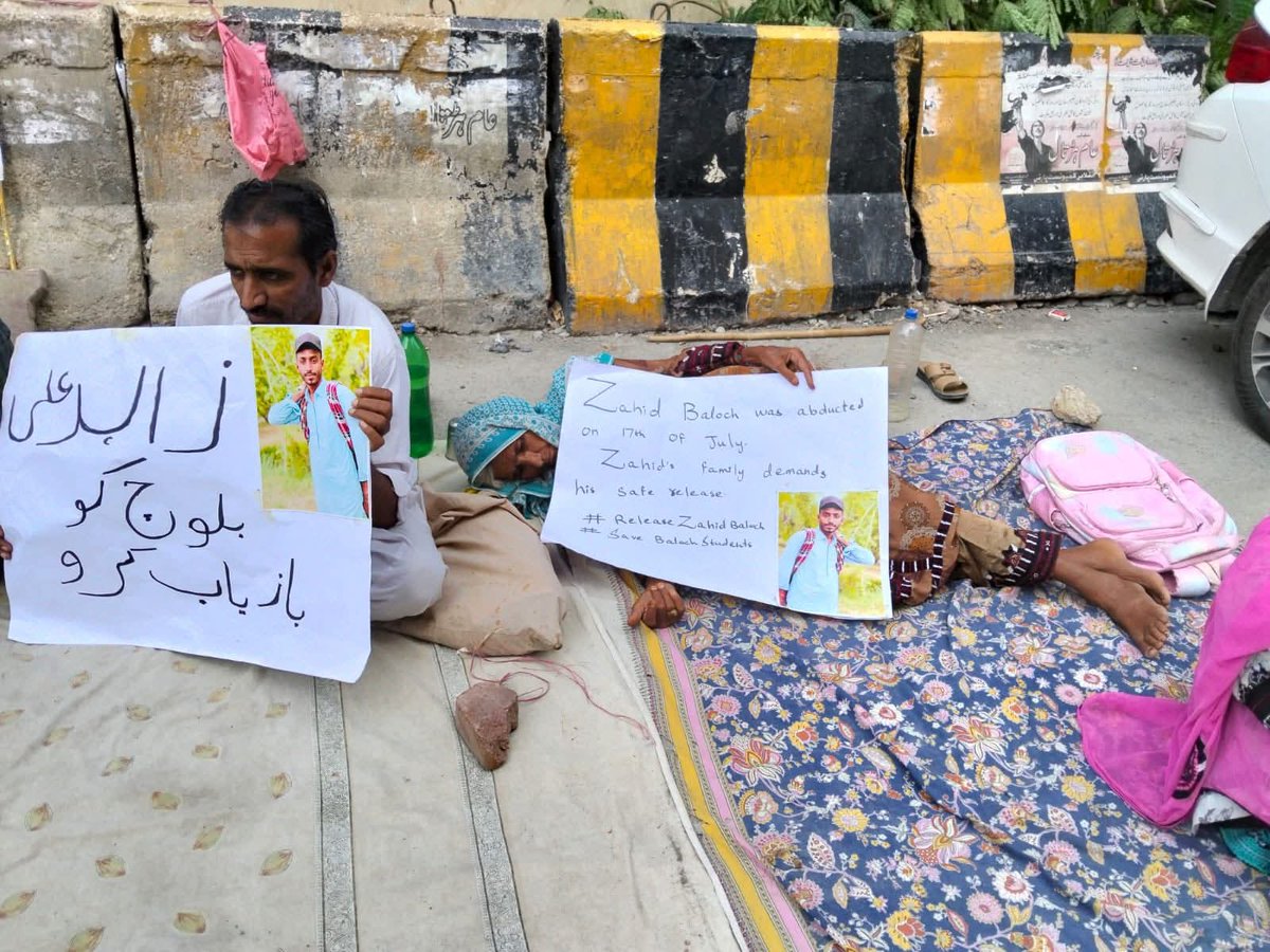 FoziaBaloch10's tweet image. یہ تصویر دل چیر دینے والی گواہی ہے زاہد علی کے والد اور دادی سڑک کنارے بیٹھے اپنے پیارے کی واپسی کی فریاد کر رہے ہیں۔
ایک باپ کی بے بسی اور ایک دادی کے آنسو پوری انسانیت سے سوال کر رہے ہیں: آخر زاہد کا جرم کیا ہے؟
#ReleaseZahidBaloch
#EndEnforcedDisappearances