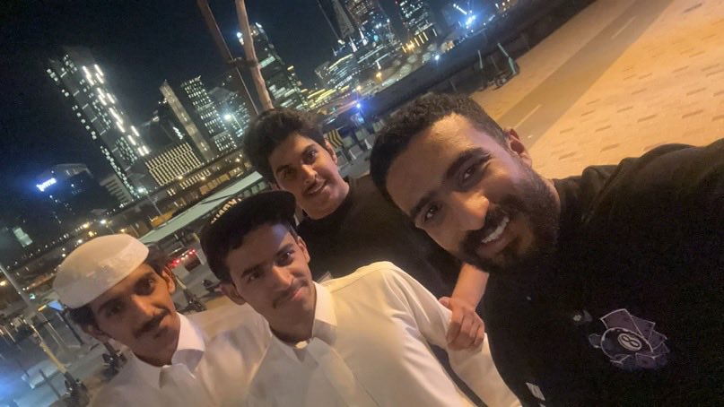 اليوم ارسلي احد المتابعين صورة لي معه هو اخوياه و ضيق صدري بوفاة احد الاشخاص اللي بالصورة ، طلب مني بكل لطف اني انزلها عشان تترحمون عليه وما قدرت ارده ، شاركونا الاجر ، اسأل الله ان يرحمه و يغفر له و يجعل مثواه الجنة ❤️