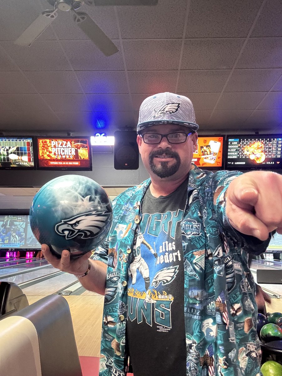 CLeeOaktonVa's tweet image. @KyleBrandt repping the @goedert33 Angry Runs shirt while ripping that 16 pound Eagles Smoke ball down the lanes like it’s an Angry Runner! Pure pin explosion is the only option!!! #AngryRuns #GMFB #FlyEaglesFly