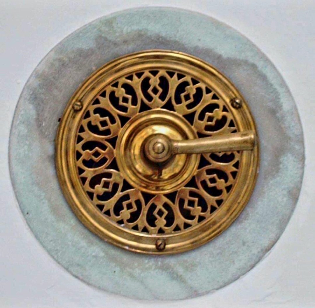 Pocos jóvenes saben que este artilugio, hasta la llegada de la tecnología, era muy común en #Cádiz 
En casa de mis Abuelos aún está (aunque ya no se usa)