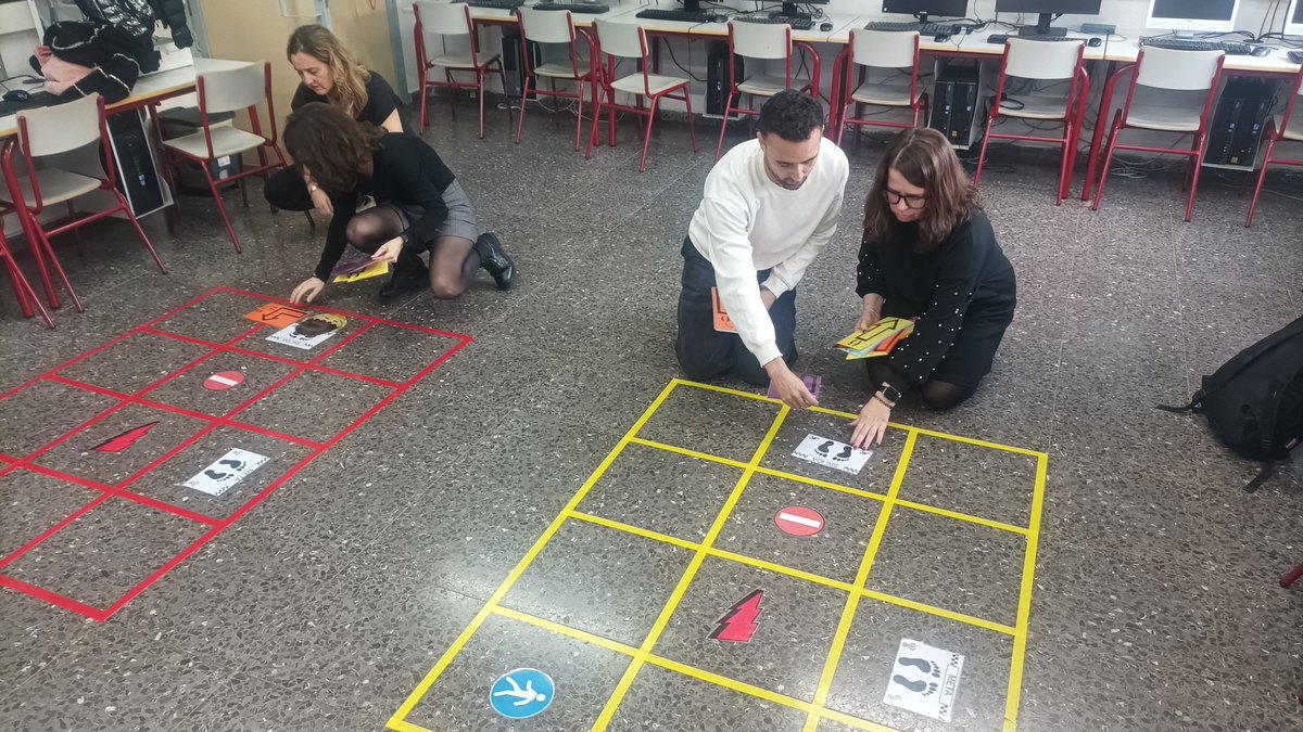 ceip_rcolombia's tweet image. Los profes también nos formamos, y esta tarde hemos comenzado el seminario de &quot;programación y robótica&quot; con todas las ganas del mundo.