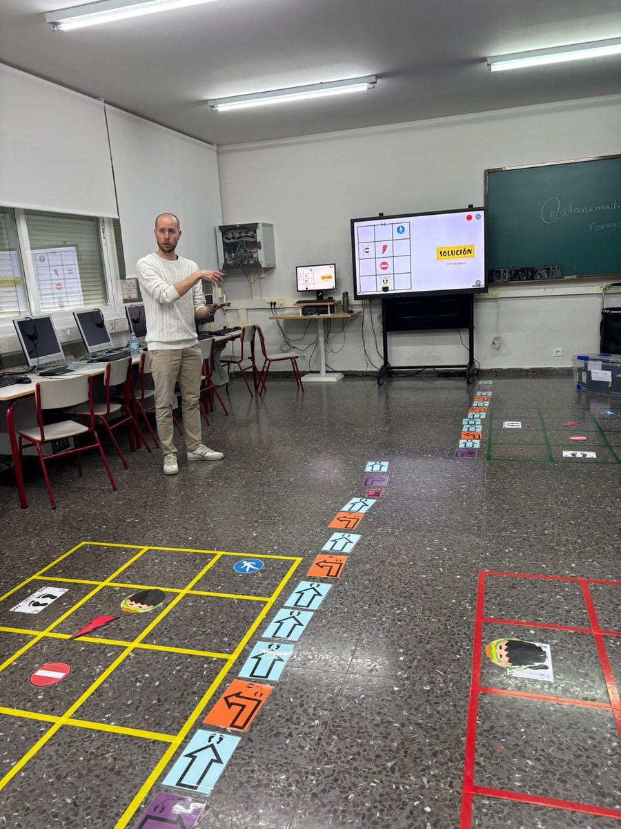 ceip_rcolombia's tweet image. Los profes también nos formamos, y esta tarde hemos comenzado el seminario de &quot;programación y robótica&quot; con todas las ganas del mundo.