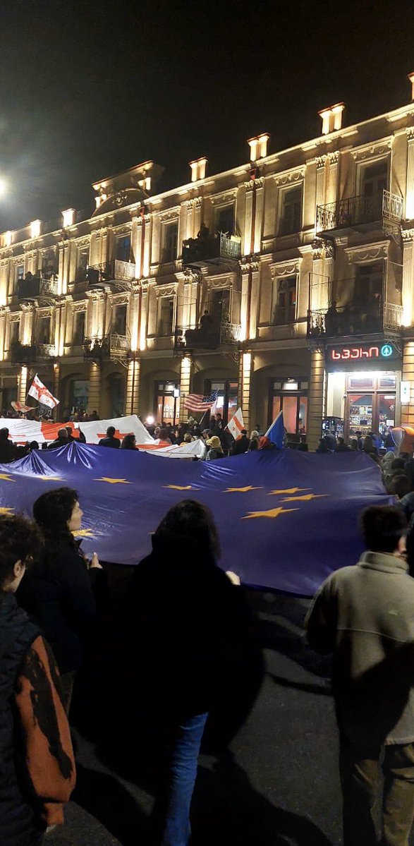 MarcoFattorini's tweet image. Tbilisi, Georgia, 355º giorno di proteste popolari ininterrotte. Oggi il regime filorusso ha annunciato che sarà eliminato il voto dei cittadini all’estero. Non solo. Verranno aboliti l&apos;Ufficio anticorruzione e il Servizio per la protezione dei dati personali.