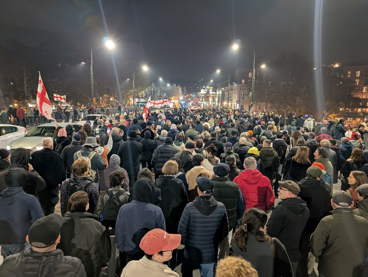MarcoFattorini's tweet image. Tbilisi, Georgia, 355º giorno di proteste popolari ininterrotte. Oggi il regime filorusso ha annunciato che sarà eliminato il voto dei cittadini all’estero. Non solo. Verranno aboliti l&apos;Ufficio anticorruzione e il Servizio per la protezione dei dati personali.