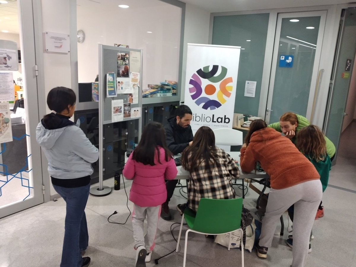 bnavarclessv's tweet image. Avui, un #BibliolabXBM #Cocrea amb els enginyers de La Codornella. 🪛 Han estat desmuntant i reparant aparells amb tots vosaltres 👏 Un projecte de sostenibilitat, reciclatge i creativitat.  #BibliotequesXBM #BibliotequesBBM  @ajnavarcles @bibliotequesXBM