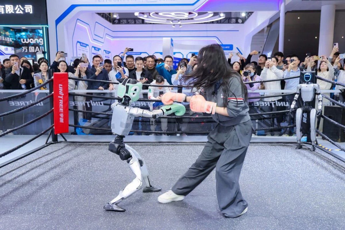 A 27ª Feira de Alta Tecnologia da China foi monumental! 🌟 Empresas de mais de 100 países, incluindo o Brasil, marcaram presença. IA, robótica, semicondutores - tudo aqui! Os visitantes descobriram 5.000 novos produtos, com acordos ultrapassando R$ 130 bilhões! 🚀

#Tecnologia