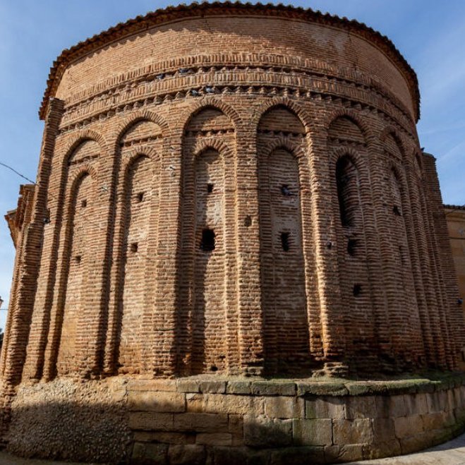 Samudejar's tweet image. La iglesia de San Pedro en Villoria es uno de los templos señeros del románico de ladrillo, época de la que conserva su curioso doble ábside y restos murarios en la nave central y la del evangelio. En el siglo XVI se cubre con una rica armadura mudéjar con triple alícer inciso.