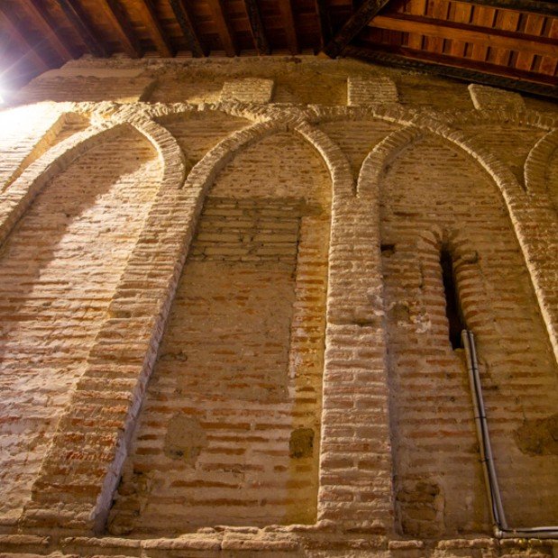 Samudejar's tweet image. La iglesia de San Pedro en Villoria es uno de los templos señeros del románico de ladrillo, época de la que conserva su curioso doble ábside y restos murarios en la nave central y la del evangelio. En el siglo XVI se cubre con una rica armadura mudéjar con triple alícer inciso.