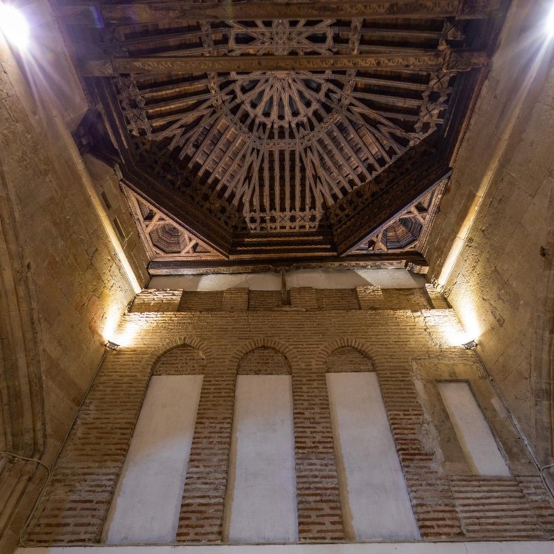Samudejar's tweet image. La iglesia de San Pedro en Villoria es uno de los templos señeros del románico de ladrillo, época de la que conserva su curioso doble ábside y restos murarios en la nave central y la del evangelio. En el siglo XVI se cubre con una rica armadura mudéjar con triple alícer inciso.