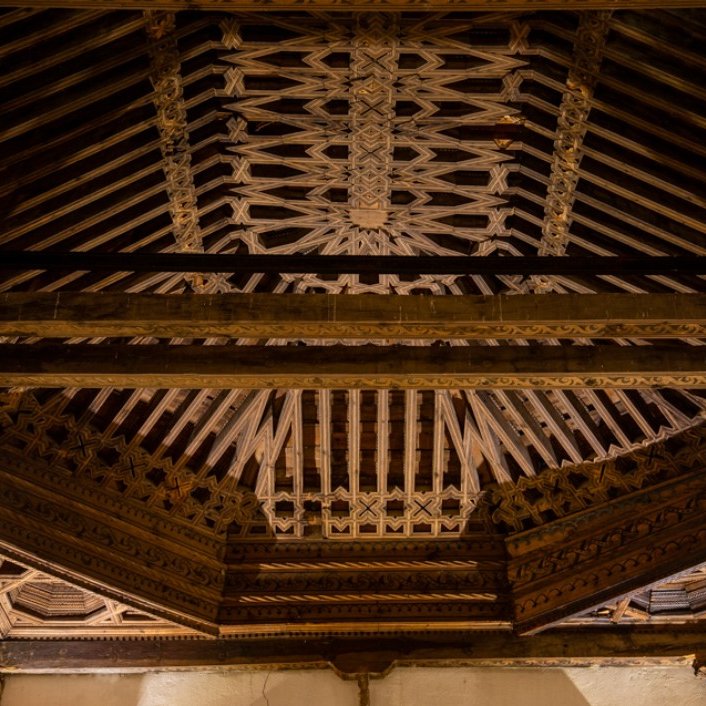 Samudejar's tweet image. La iglesia de San Pedro en Villoria es uno de los templos señeros del románico de ladrillo, época de la que conserva su curioso doble ábside y restos murarios en la nave central y la del evangelio. En el siglo XVI se cubre con una rica armadura mudéjar con triple alícer inciso.