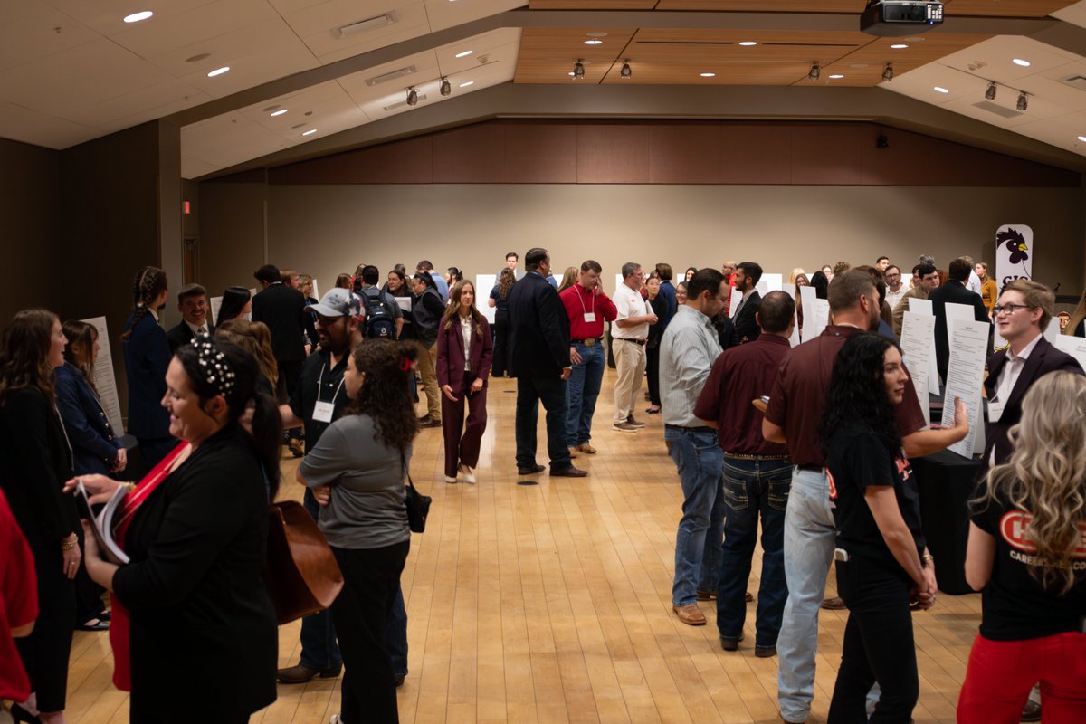 TAMUPOSC's tweet image. Last week, 74 POSC students connected with 18 companies at our annual Poultry Science Reverse Career Fair, with over 120 attendees in the room!

Huge thanks to our industry partners for investing in their success! 🤝🐔

#TAMUPoultry #AggiesDo #ReverseCareerFair