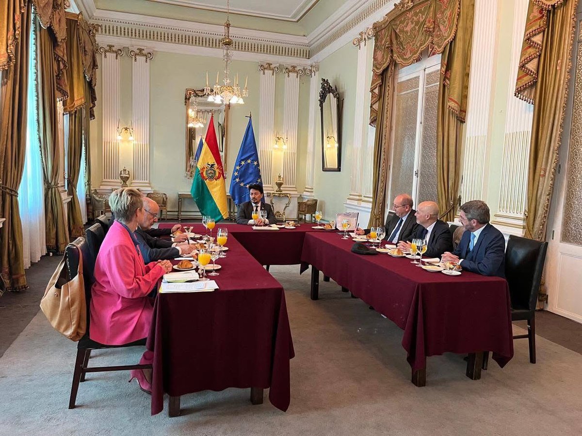Los embajadores de la UE y los estados miembros #TeamEurope, se reunieron hoy con el canciller Fernando Aramayo.
La UE reafirma su compromiso de ser socio principal de Bolivia en esta nueva etapa hacia un desarrollo sostenible e inclusivo y de apertura al mundo.
<a href="/MRE_Bolivia/">Cancillería de Bolivia 🇧🇴</a>