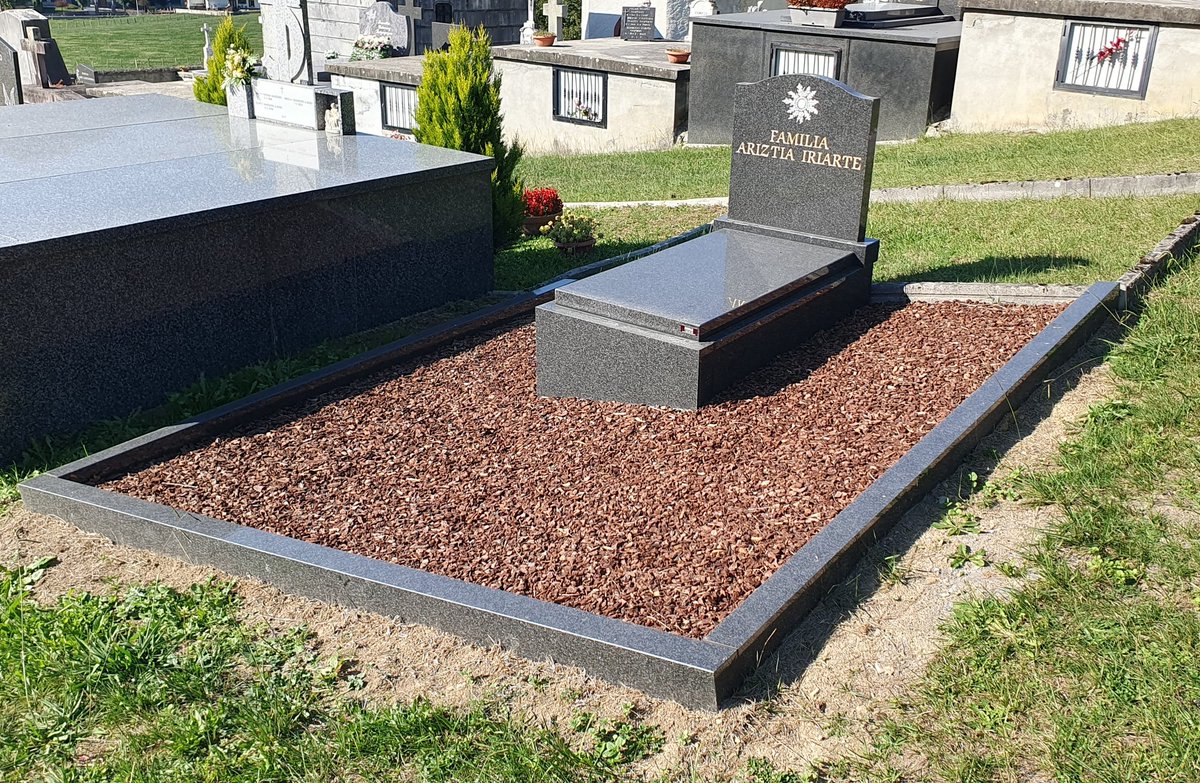 MarmolesSoule's tweet photo. 🪦 Granitozko egitura muntatzea, lursaila mugatzeko material bereko bordiloak gehituta.
Azken detailea harri apaingarriarekin.

🌷 Mila esker familia!

🪦 Montaje de estructura de granito añadiendo bordillos para delimitar parcela.
Detalle final con piedra decorativa. https://t.co/LndCRyVoro
