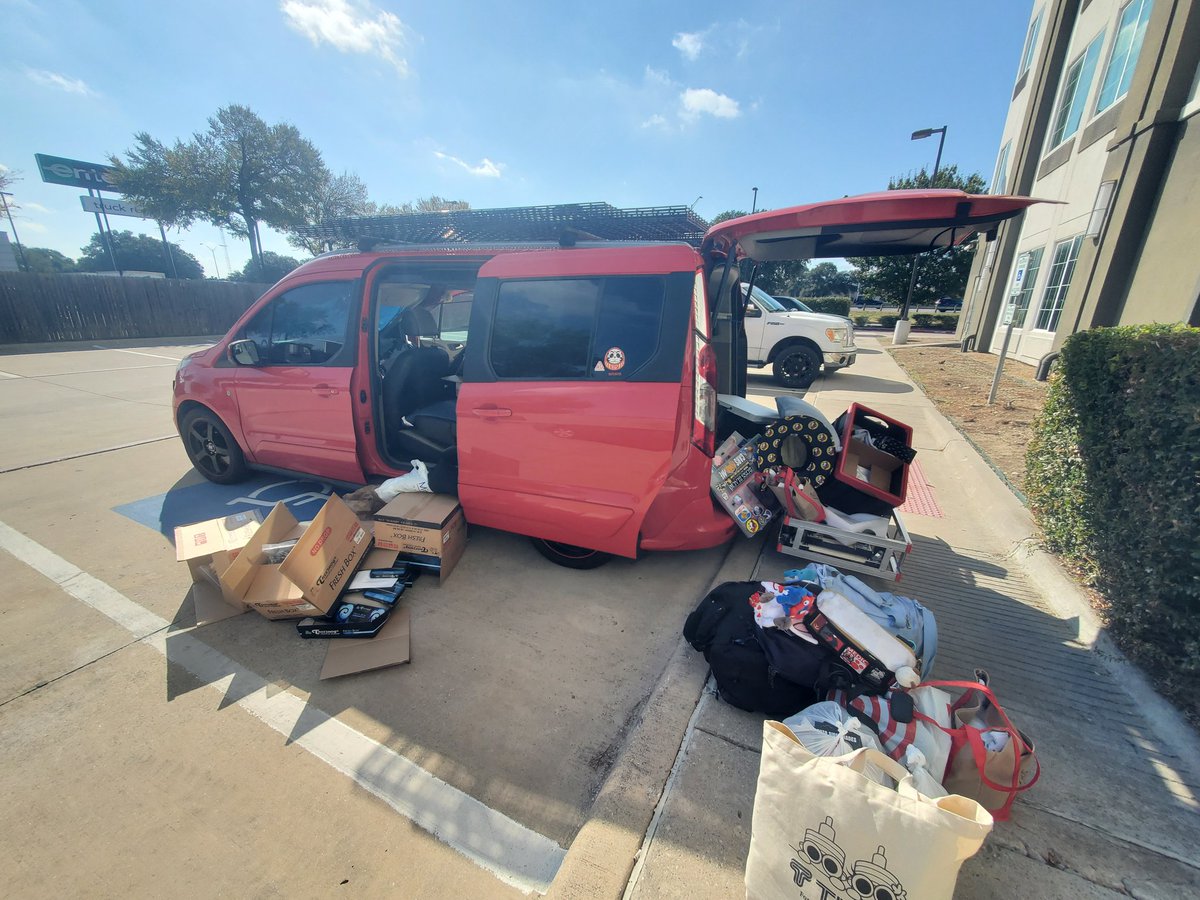 KinoKreations's tweet image. This will be a long post: but this will probably be the last I ever do a show in Texas. All the times I&apos;ve done Texas conventions things like this happen;
Inventory can be replaced but lots of sentimental items and meds in our backpack were taken that cannot be replaced. 

This…