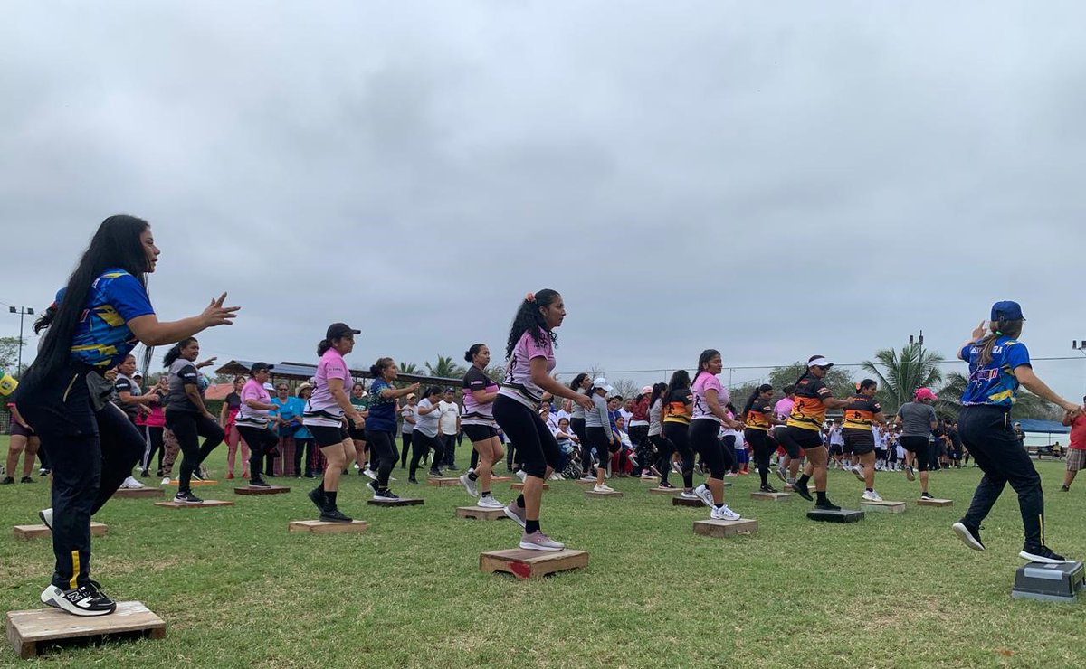 EducacionZ7_Ec's tweet photo. [HUAQUILLAS] 🏌️‍♂️🃏🏌️‍♀️Juegos recreativos y bailoterapia fueron parte de la Feria del Movimiento, actividades presentadas por los Servicios #Actívate y #VamosALaCancha de la provincia de El Oro, en el marco de cierre de temporada 2025.

#ElNuevoEcuadorCumple https://t.co/JHzvF8cHBp