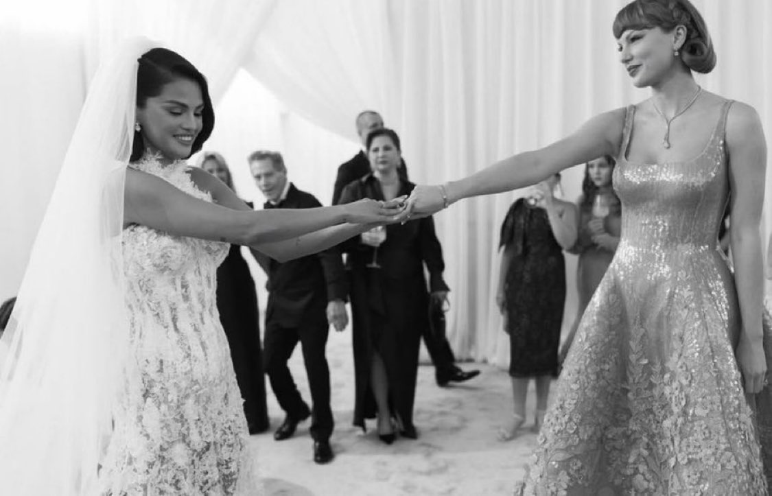 fairyytaleswift's tweet image. OH MY GOD