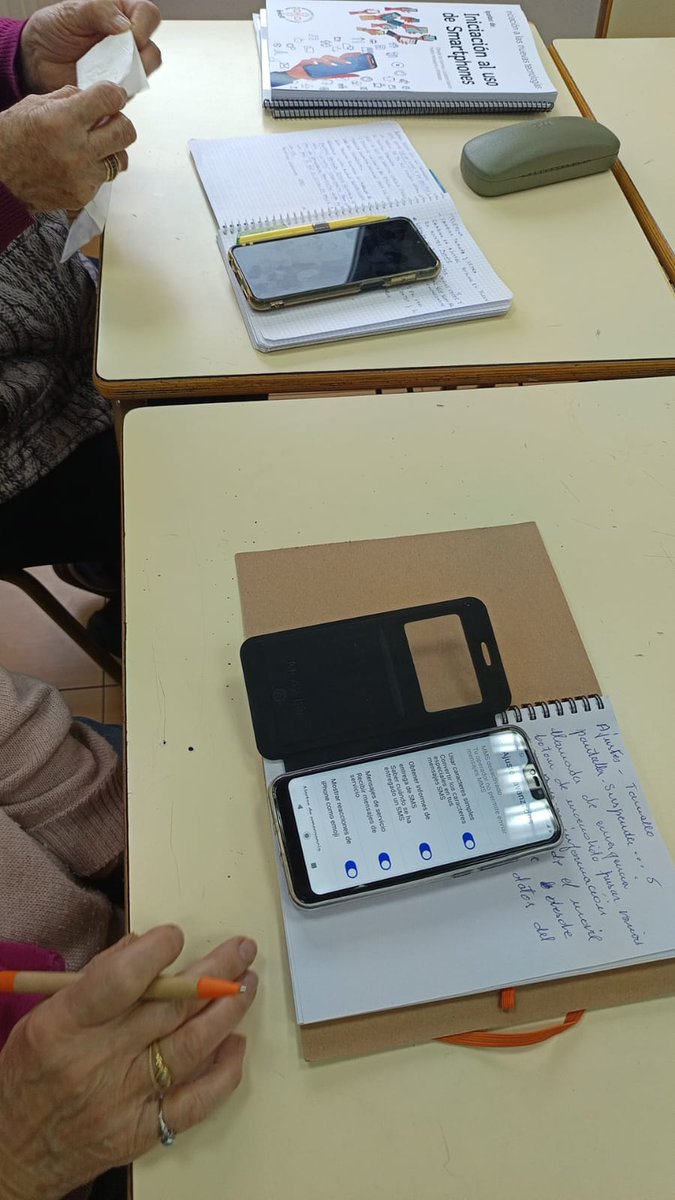 CepaElCamino's tweet image. En clase de #Informática 💻 de #Tardelcuende y con Adela 👩‍🏫 de @cyldigital descubrimos funciones del móvil 📱 que desconocíamos (seguridad 🔐, ubicación 📌, cookies 🍪, IA con Gemini 🤖✨), configuramos emergencias 🚨 y aprendimos trucos útiles 💡.
@Tardelcuendenws @CFIEdeSoria