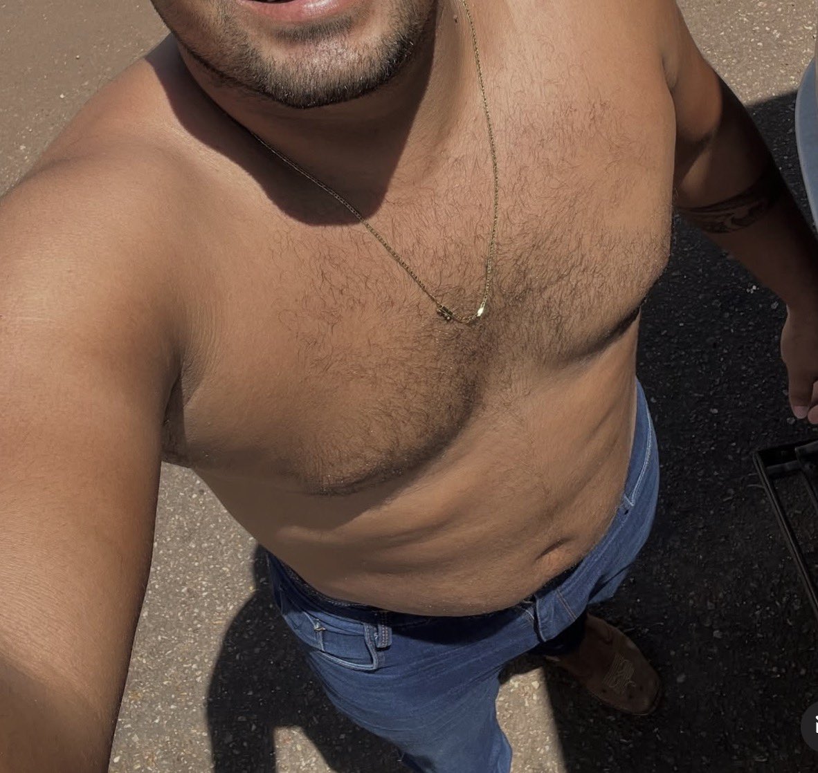 eujuliodias's tweet photo. Como explicar que um corpo assim me deixa maluco de tesao ? Não é tara por gordinhos, não é fetiche, não é preferência… é gosto mesmo. E não vem falar de mimimi que é só na internet não, quem me conhece sabe! 👍🏾 https://t.co/JjABxaPWgJ