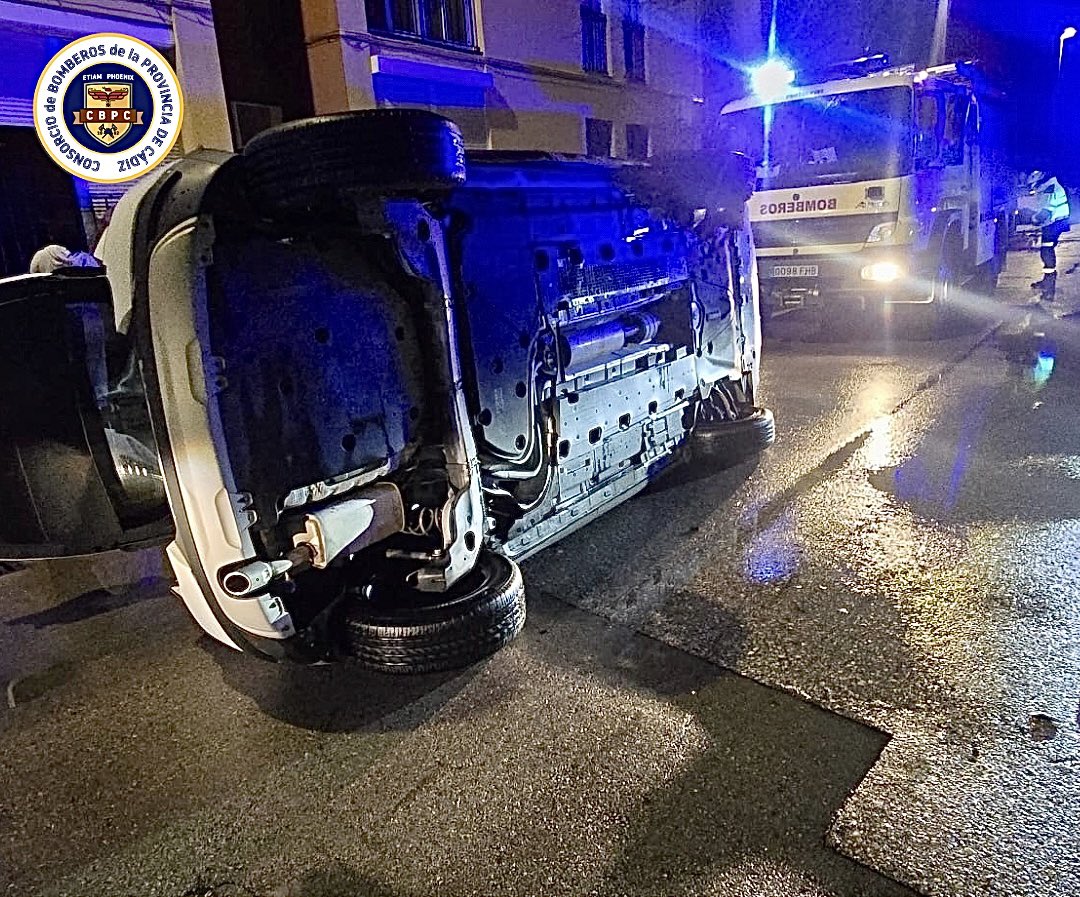 🗓️16/11/25⏰19.30h

Salida del parque #TresCaminos por accidente en C/Algeciras de #PuertoReal
Salida de vía con vuelco lateral
A nuestra llegada, el conductor ya ha salido y es trasladado por #ServiciosSanitarios
Estabilizamos el coche y limpiamos la calzada

🚒1
🧑🏼‍🚒2

#CBPC