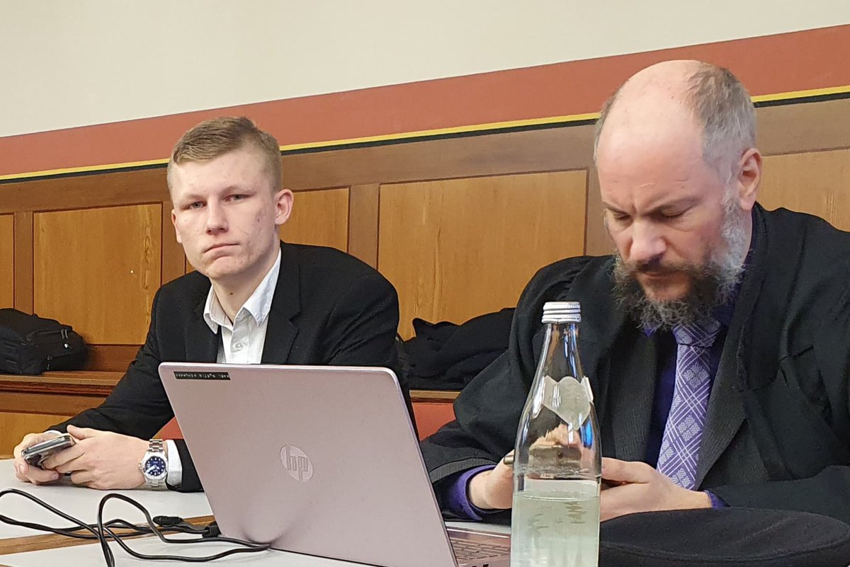 ER_Bund's tweet photo. Am Amtsgericht #Görlitz wurde heute Finley P. wegen gefährlicher Körperverletzung zu einer Bewährungsstrafe von neun Monaten verurteilt. Der junge Neonazi war Teil einer Gruppe, die mehrere Linke angegriffen hatte, darunter eine Kommunalpolitikerin der Linken. Morgen mehr. https://t.co/j8dYRmswhA