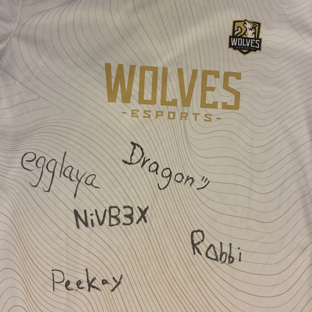wolves_esports's tweet image. We sent #WolvesCS some jerseys to take photos in before theirs arrived and told them to keep the extras if they wanted. However, they signed them and gifted them back to us 🥰

We&apos;ll make sure they find a nice, suitable place at home🙂

#KeepHowling