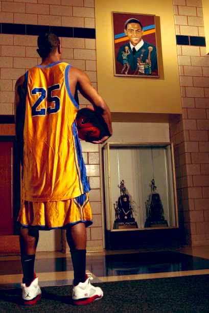 Derrick Rose admiring the portrait of Ben Wilson that hangs on the wall of the gymnasium at Simeon Career Academy (2006).

#ChicagoHistory 🏀