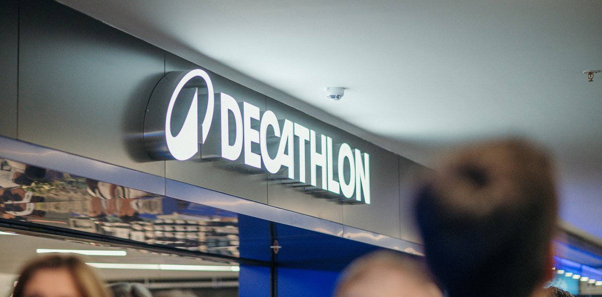 clarincom's tweet photo. DECATHLON ARGENTINA SE CONVIERTE EN LA TIENDA QUE MÁS VENDE EN EL MUNDO

La sucursal de Vicente López lideró las ventas globales en sus dos primeros fines de semana y duplicó las metas iniciales tras recibir más de 10.000 personas en su apertura.

El local tiene 3.000 m², aforo para 700 personas y más de 5.000 productos. La mayoría de los precios son más altos que en Chile, con diferencias cercanas al 20%.

Dónde queda: https://t.co/K6ceeYWIpk

(+) en Clarín: https://t.co/muBzhsFZ2n