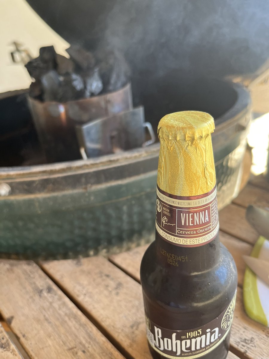 CiudadanoMex22's tweet image. Excelente “sábado” de grill, el carbón ya se puso, y ya se la saben, Grill sin cerveza es sopa Maruchan!!  

#BigGreenEgg
#PimientaRe100Molida
#RibeyeArrachera