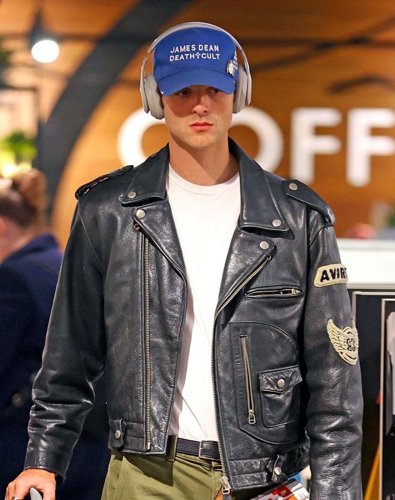 elordisgfr's tweet image. he’s the type of stranger you fell in love at first sight in public and will never see again