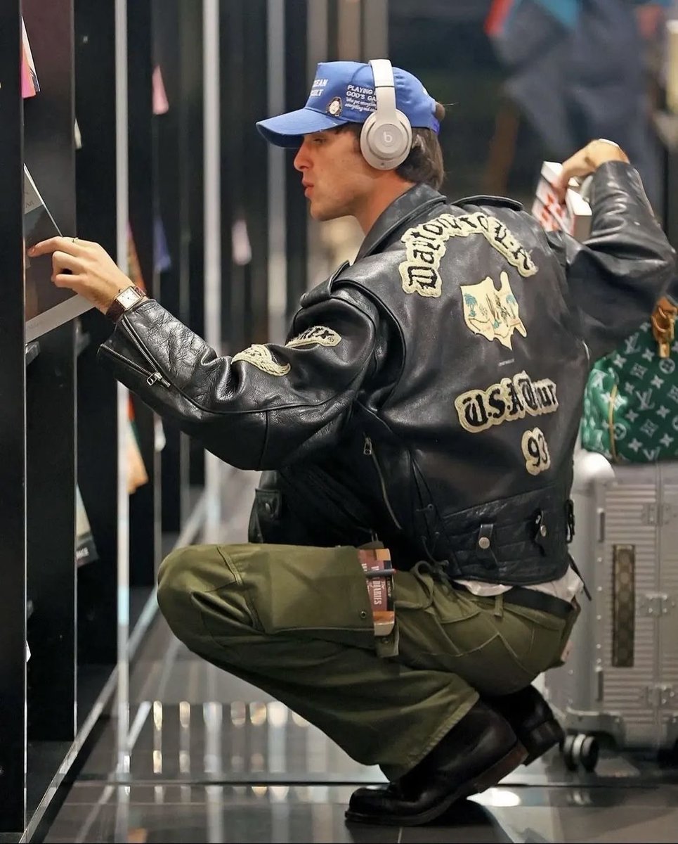 elordisgfr's tweet image. he’s the type of stranger you fell in love at first sight in public and will never see again