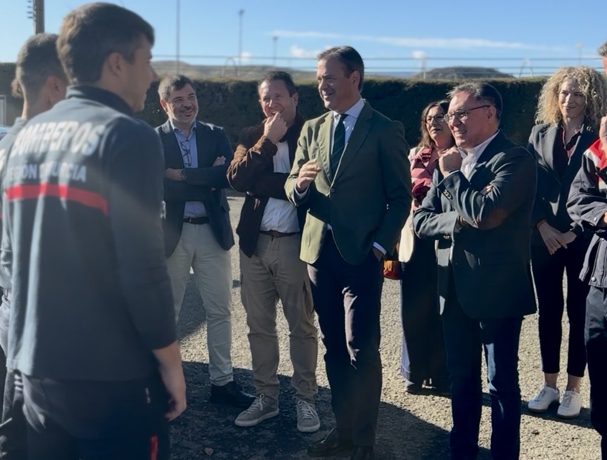 MarcosOrtuno's tweet image. 🧑‍🚒Durante la visita al parque de bomberos de #Mula

Continuamos con el desarrollo de la estrategia diseñada por el Gobierno @regiondemurcia para fortalecer los servicios del Consorcio de Extinción de Incendios y Salvamento.

👉Renovar los medios técnicos y materiales
👉Ampliar la