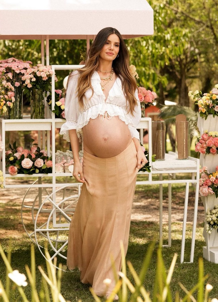 crisayonara's tweet image. a camila queiroz sempre foi perfeita mas ela grávida atingiu o ápice da perfeição