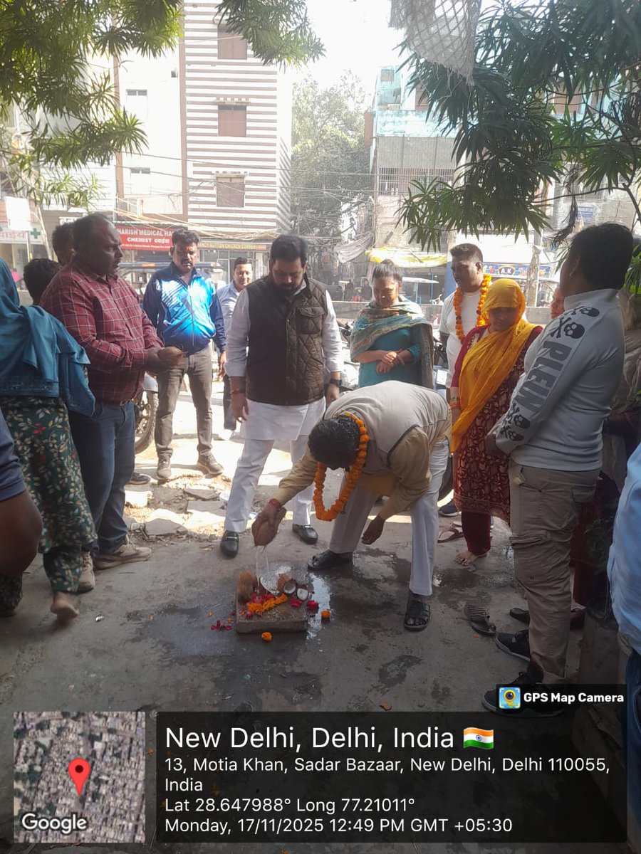 ManishChadhaBJP's tweet image. ।। पहाड़गंज के अंतर्गत मोतियाखान की 9 नंबर गली का होगा पुनर्निर्माण ।।

आज पहाड़गंज के अंतर्गत मोतिया खान की 9 नम्बर गली जोकि पिछले कई वर्षों से जर्जर हालत में पड़ी थी, वहां के &quot;गिहारा समाज&quot; द्वारा मेरे संज्ञान में लाया गया, की यह सड़क की हालत काफी खराब है 1/2