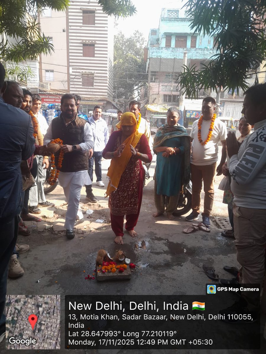 ManishChadhaBJP's tweet image. ।। पहाड़गंज के अंतर्गत मोतियाखान की 9 नंबर गली का होगा पुनर्निर्माण ।।

आज पहाड़गंज के अंतर्गत मोतिया खान की 9 नम्बर गली जोकि पिछले कई वर्षों से जर्जर हालत में पड़ी थी, वहां के &quot;गिहारा समाज&quot; द्वारा मेरे संज्ञान में लाया गया, की यह सड़क की हालत काफी खराब है 1/2